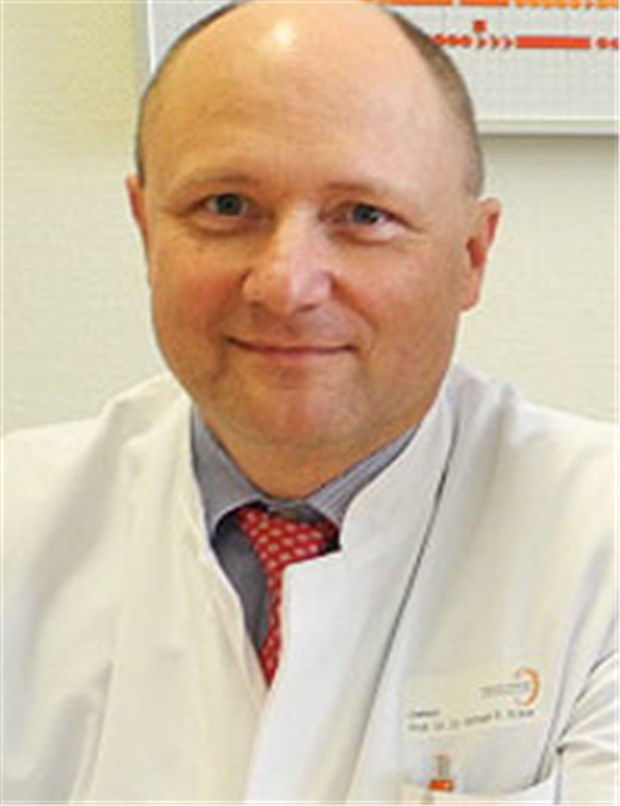 Pfleger auf Augenhöhe mit Ärzten Professor Michael Kraus, Ärztlicher Direktor der Kreiskliniken Altötting-Burghausen.