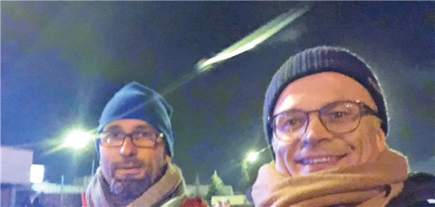 Ukraine-Krieg: Wie ein Cottbusser Arzt Flüchtlinge nach Deutschland brachte Professor Michael Schierack (rechts) mit einem befreundeten Sozialarbeiter an der Grenze.