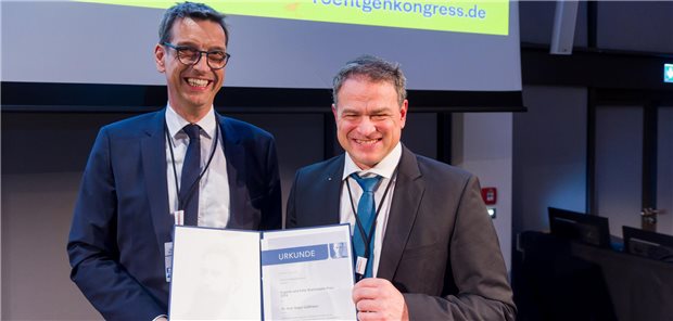 Eugenie-und-Felix-Wachsmann-Preis für Dr. Holger Gößmann Professor Michael Uder (li.), Vorsitzender der Akademie für Fort- und Weiterbildung in der Radiologie, übergibt den Eugenie-und-Felix-Wachsmann-Preis an Dr. Holger Gößmann vom Universitätsklinikum Leipzig.