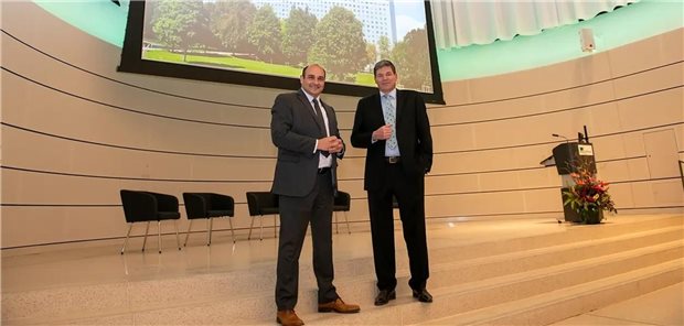 Professor Nikolaos Tsilimparis (l.) und Professor Maximilian Pichlmaier sind im neuen universitären Aortenzentrum der LMU für die Patientenversorgung verantwortlich.