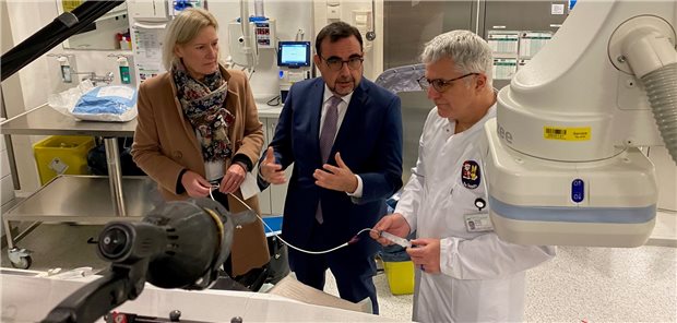 CSU-Europaabgeordnete: Parlament macht bei MDR Druck auf Kommission Professor Nikolas Haas (r.) ,Direktor der Klinik für Kinderkardiologie und pädiatrische Intensivmedizin, informiert Bayerns Gesundheitsminister Klaus Holetschek und die CSU-Europaabgeordnete Angelika Niebler im Kinder-Herzkatheterlabor der Ludwig-Maximilians-Universität in München über bestehende und zu erwartende Engpässe bei den teils Nischen-Medizinprodukten, auf die die Kinderkardiologen für ihre Patienten angewiesen sind.