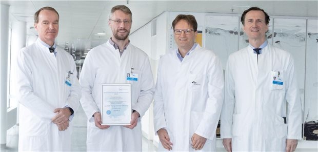 Forschungsstipendium für Dr. Florian Lüke Professor Oliver Kölbl (Vorstandsvorsitzender und Ärztlicher Direktor), Preisträger Dr. Florian Lüke (Oberarzt im Centrum für Translationale Onkologie und klinischer Leiter des Molekularen Tumorboards), Professor Tobias Pukrop (Leiter des Zentrums für Translationale Onkologie) und Professor Wolfang Herr (Direktor der Klinik und Poliklinik für Innere Medizin III). (von links nach rechts:)