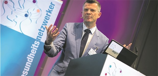 Stellschrauben gibt es zuhauf Professor Peter Dabrock beim 12. Kongress für Gesundheitsnetzwerker in Berlin: Er warnte, die Digitalisierung nur negativ zu sehen.