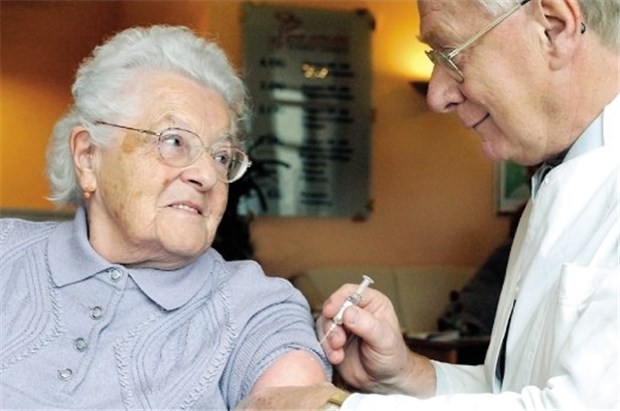 Alte Menschen sollten zur Grippe-Impfung motiviert werden Professor Peter Wutzler aus Jena impft eine 87-Jährige. Er empfiehlt, vor allem Bewohner in Senioren- und Pflegeheimen gegen Grippe zu impfen.