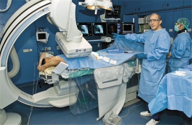 Neuer Kathetermessplatz liefert 3-D-Bilder Professor Raimund Erbel zeigt das "Dyna-CT" im Westdeutschen Herzzentrum des Uniklinikums Essen.