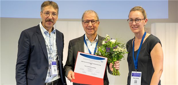 Professor Ralf Bartenschlager wird ausgezeichnet (Mitte).
