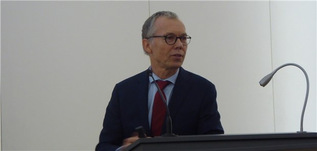 Warum Globale Gesundheit bei uns beginnt Professor René Gottschalk, Leiter des Gesundheitsamtes Frankfurt/Main, bei der Eröffnung der Ausstellung „Globale Gesundheit beginnt bei uns“ in Düsseldorf.