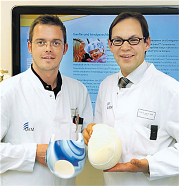 Helm rundet Babyköpfe Professor Robert Rödl (rechts) und Dr. Henning Tretow mit einem Helm, der das Schädelwachstum lenkt. Gefertigt wird er nach einem 3D-Scan.
