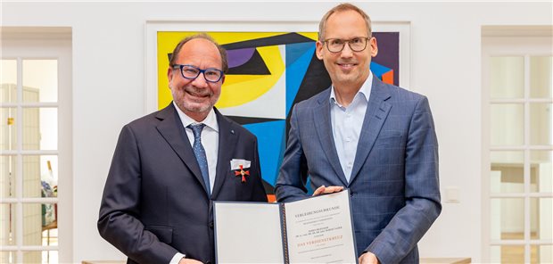 Bundesverdienstkreuz für Frankfurter Gesichtschirurgen Professor Robert Sader (l.) nimmt das Bundesverdienstkreuz vom hessischen Gesundheitsminister Kai Klose entgegen.