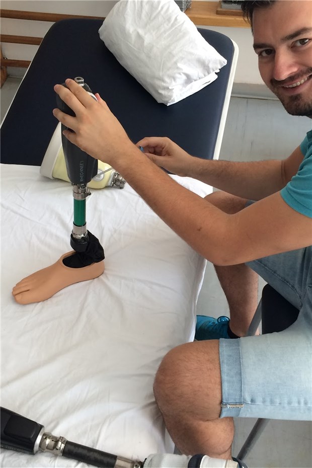 Beinprothese mit Gespür erleichtert das Gehen Professor Stanisa Raspopovic bei der Anpassung der Prothese.