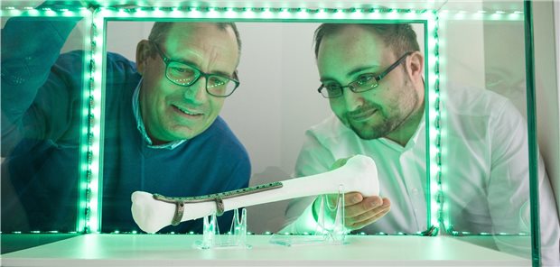 Implantat auf Maß für Patienten mit Beinfraktur Professor Stefan Diebels (l.) und DFKI-Forscher Christian Wolff mit einem maßgefertigten Implantat für einen Unterschenkelbruch.