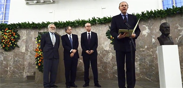 Forscher mit Paul Ehrlich-Preis geehrt Professor Thomas Boehm (r.) und Professor Peter Walter (l.) vom Stiftungsrat der Paul Ehrlich-Stiftung zeichneten die diesjährigen Preisträger des Paul Ehrlich- und Ludwig Darmstaedter-Preis aus: Franz-Ulrich Hartl (2.v.r.) und Dr. Arthur L. Horwich (2.v.l.).