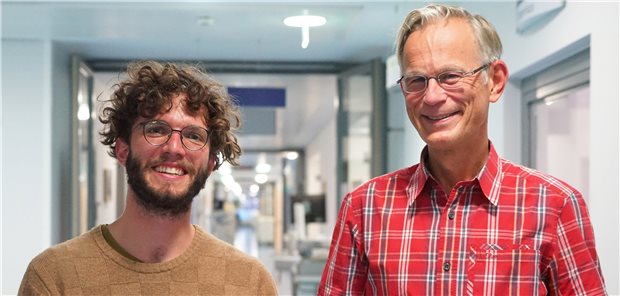 Professor Thomas Bohrer: Der Philosoph am Krankenbett Professor Thomas Bohrer zusammen mit Medizinstudent Valentin Metzner, der im 16-köpfigen Team des WürzburgerPhilosophicums mitarbeitet.