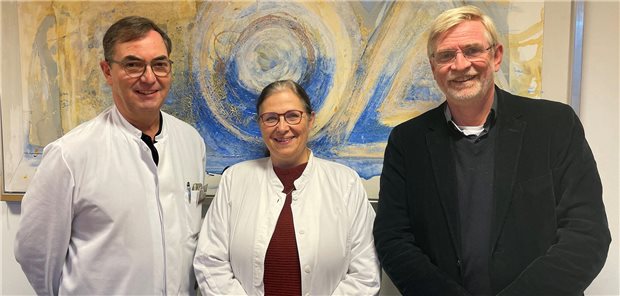Klinikum Westbrandenburg: Degenhardt folgt auf Erler Professor Thomas Erler, Dr. Petra Degenhardt und Klinikgeschäftsführer Hans-Ulrich Schmidt (v.l.).