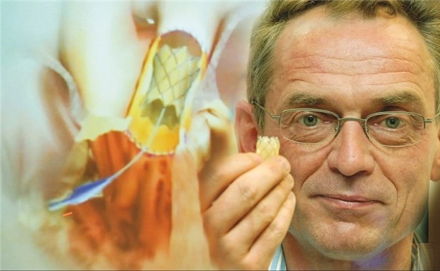 Neue Herzklappen bei Kindern schonend implantiert Professor Thomas Paul zeigt die Herzklappe. Gefaltet im Stent, wird sie mit Ballon-Katheter zum Herz gebracht.