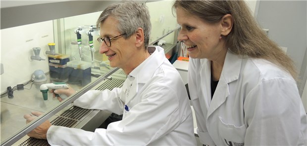 Hilft Methadon bei Krebs? Professor Thomas Seufferlein (l.) leitet die erste klinische Studie zu Methadonin der Krebstherapie. Dr. Claudia Friesen hat Methadon bereits bei Leukämiezellen getestet.