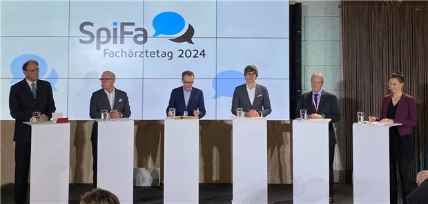 Professor Tom Bschor präsentierte beim SpiFa-Fachärztetag den Ausgangspunkt und den aktuellen Stand bei der Klinikreform. SpiFa-Vize Dr. Helmut Weinhart (2.v.r.) und BÄK-Präsident Dr. Klaus Reinhardt (2.v.l.) wiesen auf die Bedeutung der Weiterbildung hin, die bei der Reform nicht vergessen werden dürfe.