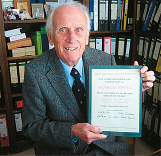 Als die IPPNW den Friedensnobelpreis erhielt Professor Ulrich Gottstein, Frankfurter Internist und IPPNW-Ehrenvorsitzender, mit der Urkunde zum Friedensnobelpreis.