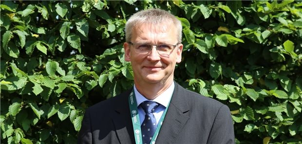 Professort Uwe Ebmeyer neuer Chef der Ärztekammer Sachsen-Anhalt Professor Uwe Ebmeyer ist neuer Präsident der Landesärztekammer Sachsen-Anhalt.