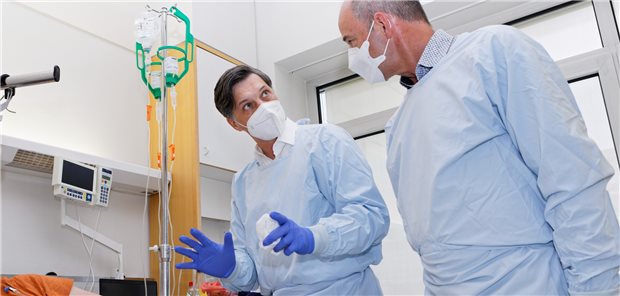 Professor Volker Alt (links) und Professor André Gessner vom Universitätsklinikum Regensburg prüfen den Erfolg der Phagentherapie beim kriegsverletzten Patienten aus der Ukraine.