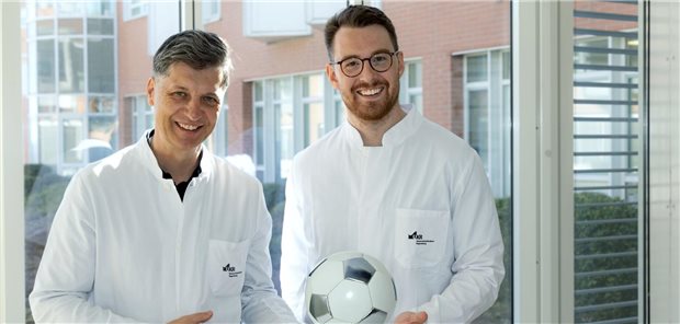 Professor Volker Alt und Dr. Dominik Szymski betruen das neue Verletzungs- und Erkrankungsregister für den deutschen Profifußball, das künftig zur Prävention und Optimierung der Spielergesundheit beitragen soll.