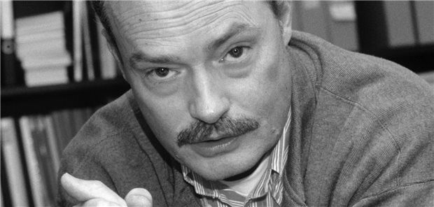 Volkmar SiguschProfessor Volkmar Sigusch im Jahr 1996 in seinem Büro am Klinikum der Universität Frankfurt.
