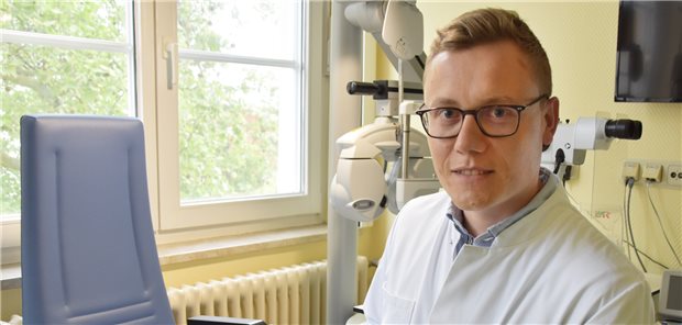 Augenarzt Dr. Tobias Brockmann bildet künftig Optometristen in Jena aus ProfessorTobias Brockmann mit einem übergroßen Stentmodell, welches den Abfluss im Auge reguliert.
