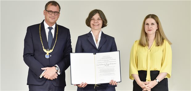 UKE-Dekanin und -Klinikdirektor in Leopoldina berufen Professorin Blanche Schwappach-Pignataro mit Professor Gerald Haug (Präsident Leopoldina, l.) und Franziska Hornig (Generalsekretärin Leopoldina, r.)