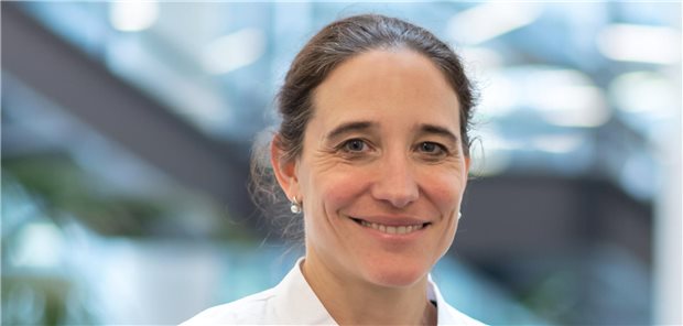 Hautkrebs-Screening: Uns fehlt ein Einladungsverfahren Professorin Carola Berking ist Direktorin der Hautklinik am Uniklinikum Erlangen und Zweite Vorsitzende der Arbeitsgemeinschaft Dermatologische Onkologie (ADO) innerhalb der Deutschen Krebsgesellschaft.
