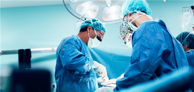 Ein Team von Chirurgen operiert einen Patienten.