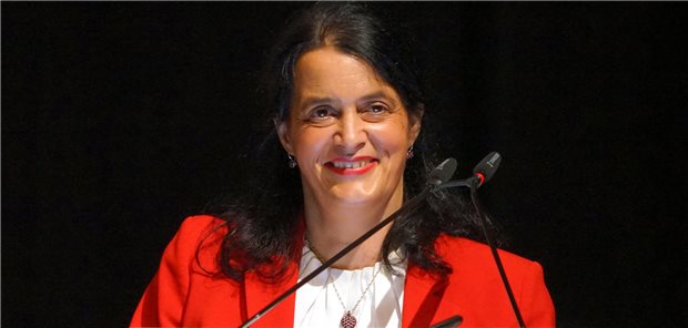 Umweltmedizinerin: „Wir Ärzte verantworten den Klimawandel mit“ Professorin Dr. Claudia Traidl-Hoffmann, Direktorin der Hochschulambulanz für Umweltmedizin am Universitätsklinikum Augsburg, forderte auf dem Bayerischen Ärztetag, die Ärzte müssten Verantwortung übernehmen, das Narrativ zu bringen: „Der Klimawandel gefährdet unsere Gesundheit und die unserer Kinder.“