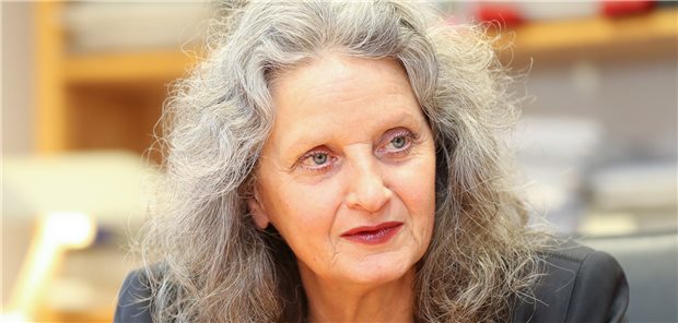 Professorin Ingrid Mühlhauser ist Vorsitzende des Arbeitskreises Frauengesundheit e.V.; seit 1996 Professorin für Gesundheit an der Universität Hamburg und Fachärztin für Innere Medizin, Diabetologie und Endokrinologie.