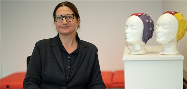 Professorin Karin Meißner beschäftigt sich damit, wie Menschen zu einer tiefen Entspannung gelangen. Mit Elektroenzephalografie (EEG) kann ja zum Beispiel die Aktivität verschiedener Bereiche des Gehirns gemessen werden.