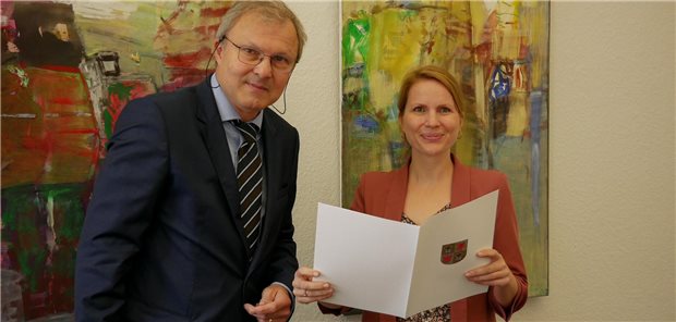 Professorin Katharina Schaufler kehrt zurück an Universitätsmedizin Greifswald Professorin Katharina Schaufler kehrt zurück nach Greifswald. Links im Bild der Leiter der Abteilung Wissenschaft und Forschung, Hochschulen im Wissenschaftsministerium des Landes Mecklenburg-Vorpommrn, Woldemar Venohr.