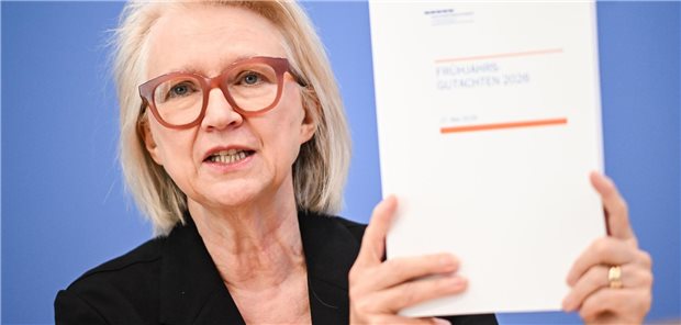 Die Sachverständige Monika Schnitzer hält das Frühjahrsgutachten 2026 des Rats in die Kamera.