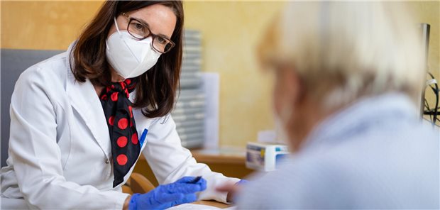 Keine Corminaty-Einzeldosen: Hausärzteverband befürchtet „organisatorischen Overkill“ Professorin Nicola Buhlinger-Göpfarth im Gespräch mit einer Patientin