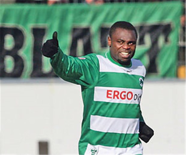 Sportler und plötzlich tot Profi Gerald Asamoah, heute Spieler bei Greuther Fürth, lebt und spielt mit einem verdickten Herzmuskel.
