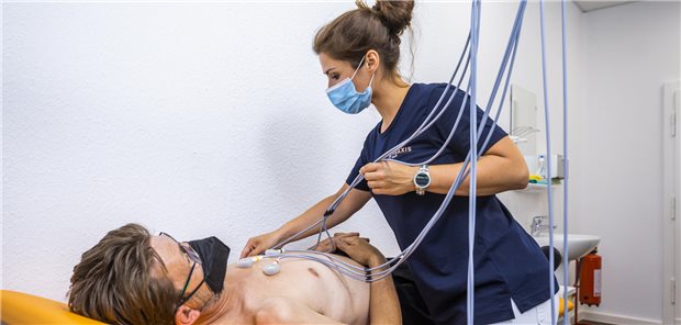 Profi am Patienten: Für kleines Geld und verkürzte Ausbildungszeiten sind kompetente MFA nicht zu haben, meint der vmf.