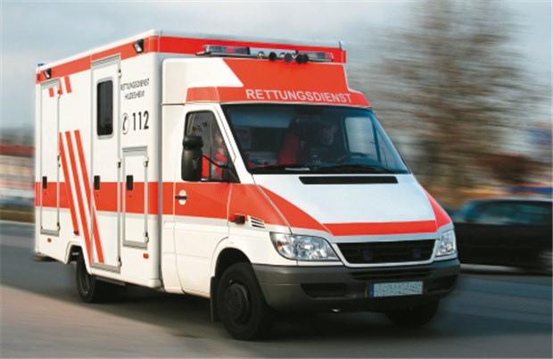Neue Vernetzungstechnik holt Fachärzte in den Rettungswagen Profitieren von der neuen Technik würden vor allem ländliche Regionen, hier dauert die Fahrt im Rettungswagen im Schnitt 20 Minuten. © Maria.P. / fotolia.com