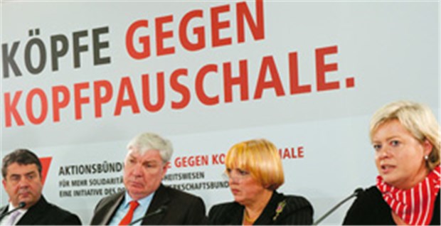 Eine für alle in grün, rot und dunkelrot Prominente Köpfe - vereint im Kampf gegen die "Kopfpauschale" der schwarz-gelben Koalition: (v.l.n.r.): SPD-Vorsitzender Sigmar Gabriel, DGB-Chef Michael Sommer, Grünen-Vorsitzende Claudia Roth und Linken-Chefin Gesine Lötzsch.