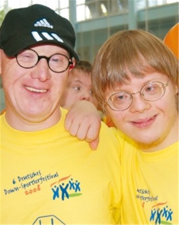 Strahlende Gesichter und Freudentränen Prominente Unterstützung: Der Schauspieler Bobby Brederlow und eine Teilnehmerin des Down-Sportlerfestivals in Frankfurt am Main.