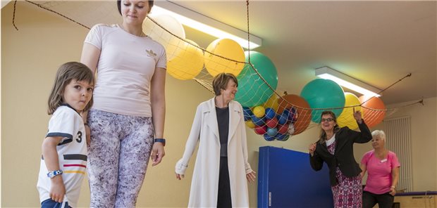 Lockdown statt Mutter-Kind-Kur: Belegungszahlen eingebrochen Prominente Unterstützung ist nötiger denn je: Elke Büdenbender (M.), Ehefrau des Bundespräsidenten, bei einem Besuch einer Mutter-Kind-Klinik in Kühlungsborn (Mecklenburg-Vorpommern) im Jahr 2017.