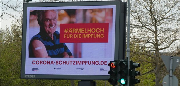 Gesundheitspersonal ist nicht per se besser über Corona-Impfung informiert Prominente werben seit Monaten für die Impfung gegen SARS-CoV-2. Um zu überzeugen, sind aber auch Informationen und Vertrauen in die richtigen Maßnahmen nötig.