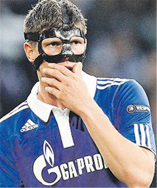 Immer mehr Maskenmänner auf dem Fußballplatz Prominenter Maskenmann: Klaas-Jan Huntelaar vom FC Schalke 04. Der Torschützenkönig der abgelaufenen Bundesliga-Saison ist mit den Niederlanden bei der EM am Start.