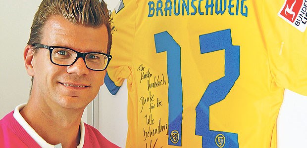 Erfolgreich mit Profifußballern Prominenter Patientendank: Sportmediziner Professor Karsten Knobloch in seiner Praxis in Hannover.