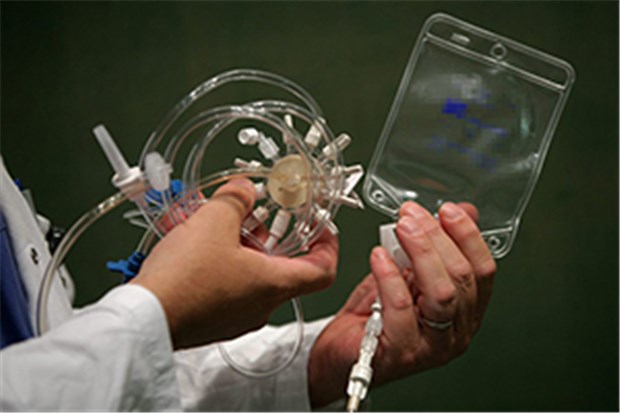 Koalition drängt auf schnelle Lösung für Hygieneprobleme Prominentes Beispiel aus Mainz: In solch einen Infusionsbeutel waren im vergangenen Jahr Keime gelangt. Nun will die Politik ähnlichen Fällen vorbeugen.