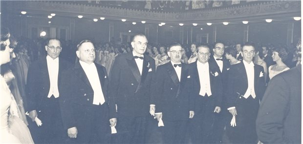Ärzteball in Wien: 71 Jahre – und kein bisschen müde Prominenz aus Politik und Kultur sind am Wiener Ärzteball weder damals (in der Mitte Bundeskanzler Leopold Figl) noch heute eine Seltenheit.