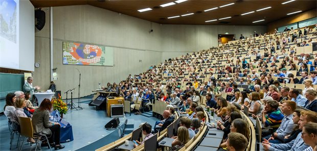 Ein voll besetzter Hörsaal.