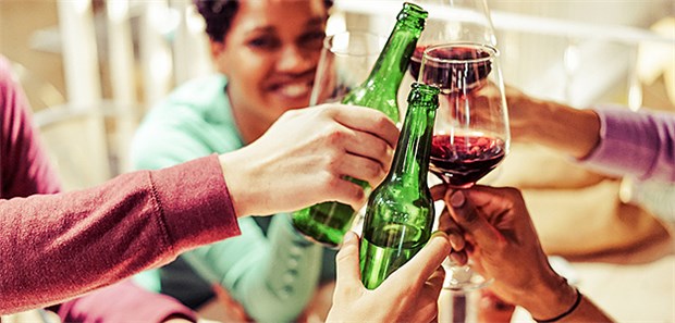 Jeder Bürger trinkt eine Wanne voll Alkoholika Prost! Jeder Bundesbürger trank 2017 pro Kopf 131 Liter Alkohol, so die Deutsche Hauptstelle für Suchtfragen (DHS).