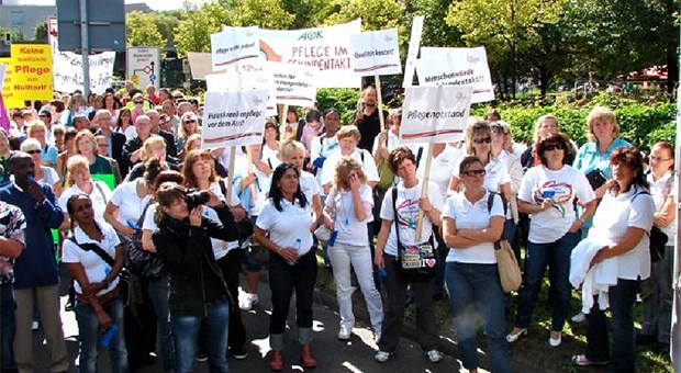 Vergütungspoker: Pflegekräfte gehen auf die Barrikaden Protesierende Pflegende in Berlin: Sie fordern eine höhere Vergütung von der AOK.
